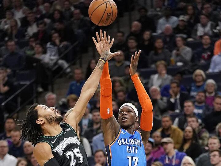 Dennis Schröder (r) verlor erneut mit Oklahoma City Thunder.