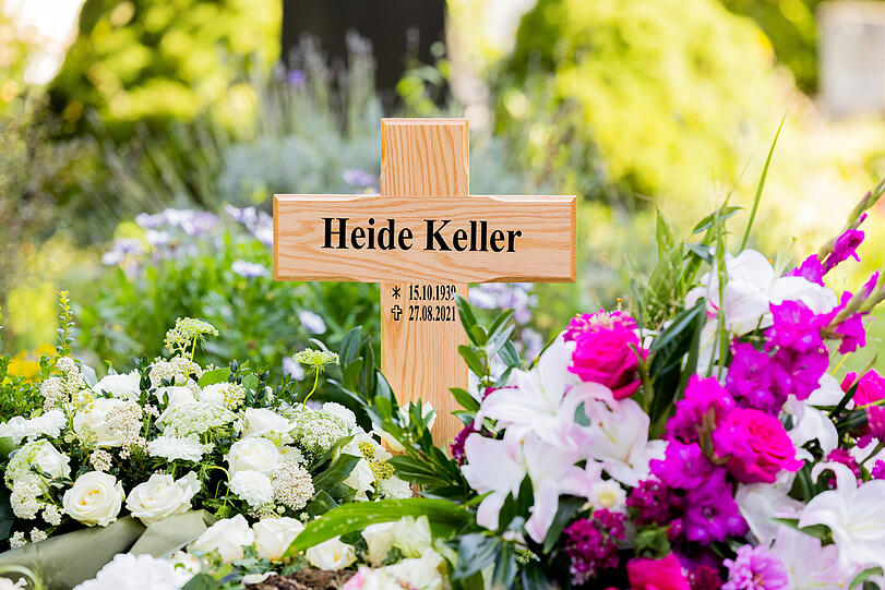 Bunte Blumen schmücken das Grab der Schauspielerin Heide Keller