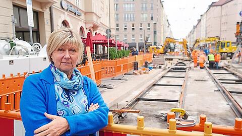 "Nur noch drei Kundinnen statt 30 am Tag, das ist geschäftsschädigend ohne Ende." Monika Wofinger ist mit ihrem Schwabinger Modeladen Parita wegen der Tram-Baustelle abgeschnitten von ihrer Kundschaft.