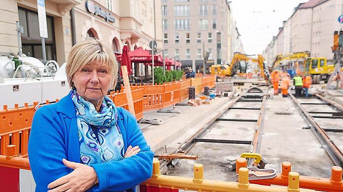 "Nur noch drei Kundinnen statt 30 am Tag, das ist geschäftsschädigend ohne Ende." Monika Wofinger ist mit ihrem Schwabinger Modeladen Parita wegen der Tram-Baustelle abgeschnitten von ihrer Kundschaft.