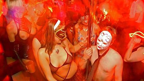 Die After-Business-Party beginnt um 17 Uhr. Vier Stunden später haben sich die Gäste von Anzügen und Kostümen befreit.