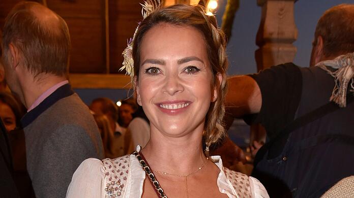 Laura Osswald feiert auf dem Oktoberfest.