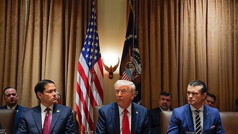 Trump zwischen seinen Ministern Rubio (links) und Hegseth (rechts).