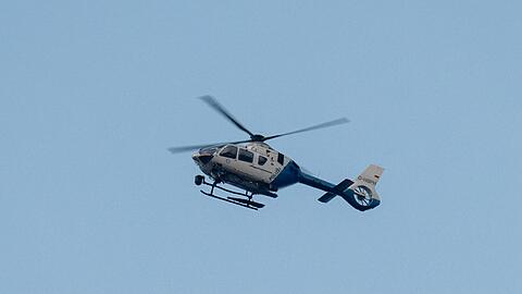 Die Polizei fahndete mit einem Polizeihubschrauber nach den mutma&szlig;lichen T&auml;tern. (Symbolbild)