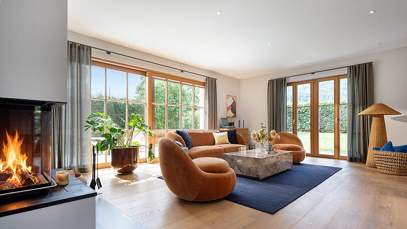 Im Wohnzimmer steht ein Kamin. Im Wohnzimmer steht ein Kamin.
