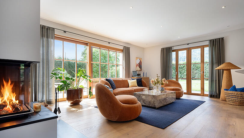Im Wohnzimmer steht ein Kamin. Im Wohnzimmer steht ein Kamin.