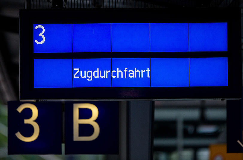 Wegen mehreren verdächtigen Gepäckstücken wurde der Rostocker Hauptbahnhof für rund vier Stunden gesperrt. (Archivbild)