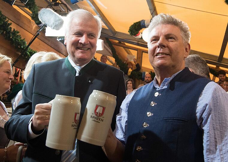 Da war er noch da: Horst Seehofer sößt mit dem OB (r.) an...