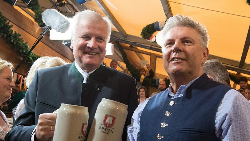 Da war er noch da: Horst Seehofer sößt mit dem OB (r.) an... Da war er noch da: Horst Seehofer sößt mit dem OB (r.) an...