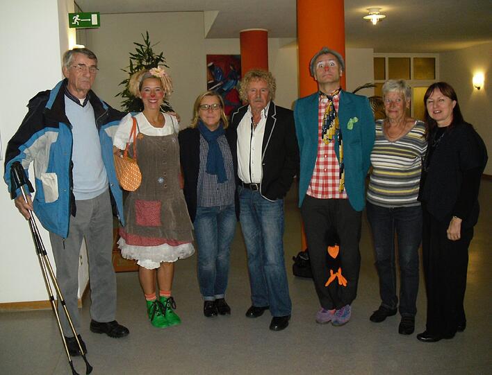v.l.n.r.: Herr Meichelbeck (Bürgerkreis Neuperlach), KlinikClownin "Lieselotte", Birgit Weiß (Hausleitung), Klaus Berenbrink (1. Vorsitzender Bürgerkreis Neuperlach), KlinikClown "Steffo", Frau Meichelbeck (Bürgerkreis Neuperlach), Elisabeth Makepeace (Vorsitzende KlinikClowns e.V.)