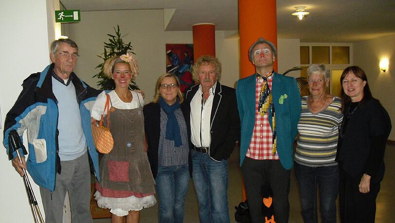 v.l.n.r.: Herr Meichelbeck (Bürgerkreis Neuperlach), KlinikClownin "Lieselotte", Birgit Weiß (Hausleitung), Klaus Berenbrink (1. Vorsitzender Bürgerkreis Neuperlach), KlinikClown "Steffo", Frau Meichelbeck (Bürgerkreis Neuperlach), Elisabeth Makepeace (Vorsitzende KlinikClowns e.V.) v.l.n.r.: Herr Meichelbeck (Bürgerkreis Neuperlach), KlinikClownin "Lieselotte", Birgit Weiß (Hausleitung), Klaus Berenbrink (1. Vorsitzender Bürgerkreis Neuperlach), KlinikClown "Steffo", Frau Meichelbeck (Bürgerkreis Neuperlach), Elisabeth Makepeace (Vorsitzende KlinikClowns e.V.)