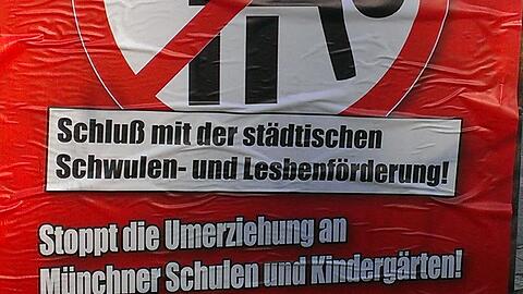 Ein Rechten-Plakat hetzt gegen Homosexuelle...