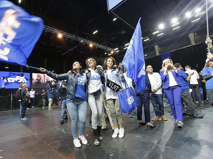 Unterstützer der Likud-Partei feiern während der Auszählung der Stimmzettel.