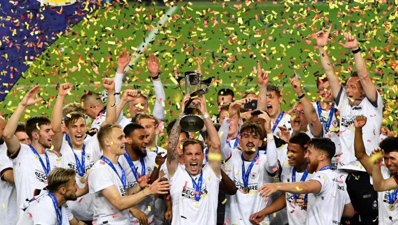 Die Spieler der deutschen U-21 feiern im Konfettiregen die Europameisterschaft.
