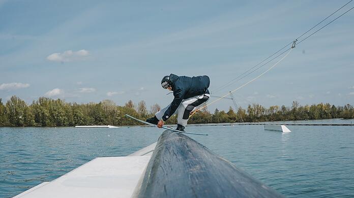 Andreas Voss (47) hat erst mit 30 Jahren das Wakeboard für sich entdeckt. Kürzlich ist er Weltmeister bei den Amateuren geworden.