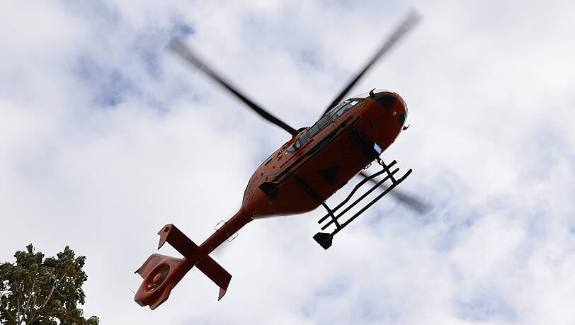 Ein Rettungshubschrauber brachte die beiden Ertrunkenen ins Krankenhaus. (Symbolbild)