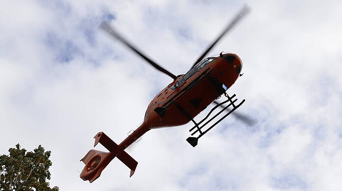 Ein Rettungshubschrauber brachte die beiden Ertrunkenen ins Krankenhaus. (Symbolbild)