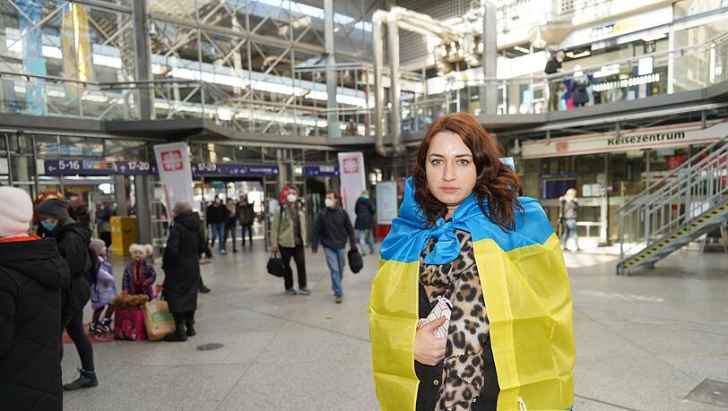 Hat sich extra freigenommen, um am Bahnhof zu helfen: Natalie. Hat sich extra freigenommen, um am Bahnhof zu helfen: Natalie.