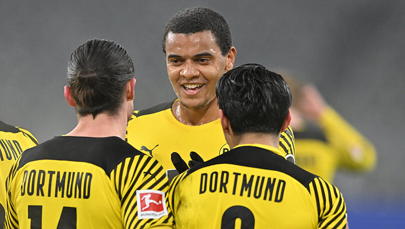 Manuel Akanji (Mitte) mit seinen BVB-Teamkollegen Mahmoud Dahoud (rechts) und Nico Schulz. (Archivbild)
