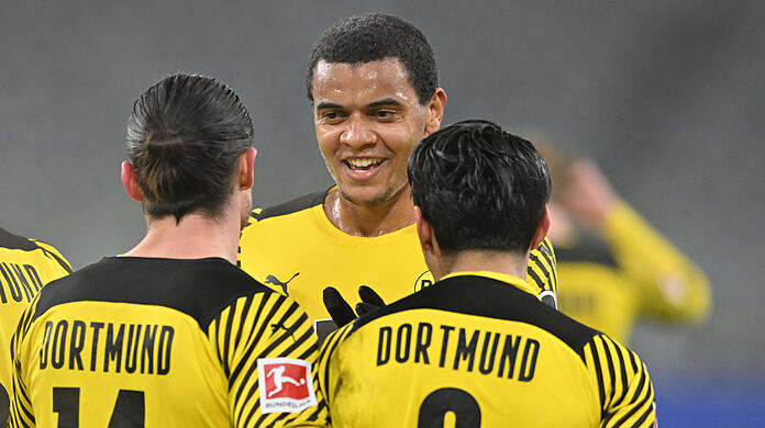 Manuel Akanji (Mitte) mit seinen BVB-Teamkollegen Mahmoud Dahoud (rechts) und Nico Schulz. (Archivbild)