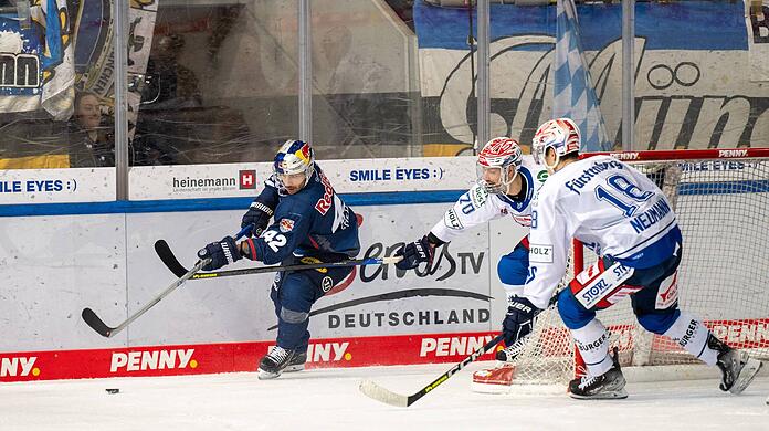 Yasin Ehlitz (li.) und der EHC müssen gegen die Schwenninger WIld Wings eine Niederlage hinnehmen.