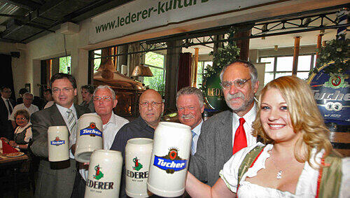 Auf der Bierprobe (v.r.) in der Lederer Kulturbrauerei: Miss Volksfest Kathrin Kohlmann, Gebhardt Schönfelder (kam für OB Maly), Karl-Heinz Wöhrle (Tucher), die Festwirte Hermann Murr und Sepp Kainz, Fred Höfler (Tucher-Geschäftsführer). Auf der Bierprobe (v.r.) in der Lederer Kulturbrauerei: Miss Volksfest Kathrin Kohlmann, Gebhardt Schönfelder (kam für OB Maly), Karl-Heinz Wöhrle (Tucher), die Festwirte Hermann Murr und Sepp Kainz, Fred Höfler (Tucher-Geschäftsführer).