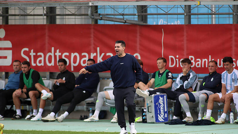 Trainer des TSV 1860: Alper Kayabunar. Trainer des TSV 1860: Alper Kayabunar.