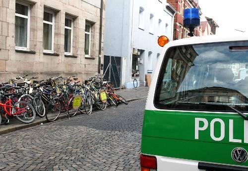 2005 durchsuchte die Polizei den Fahrradladen in Gostenhof nach geklauten Rädern.
