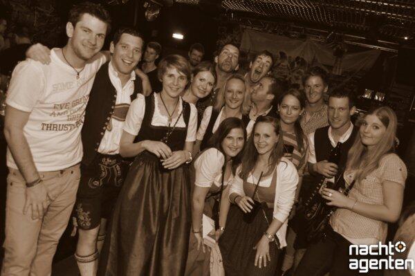 Tracht und Club - das passt zusammen! Am Dienstag wurde beim "Heimatabend" im "8below" gefeiert. Mehr Bilder unter: www.nachtagenten.de