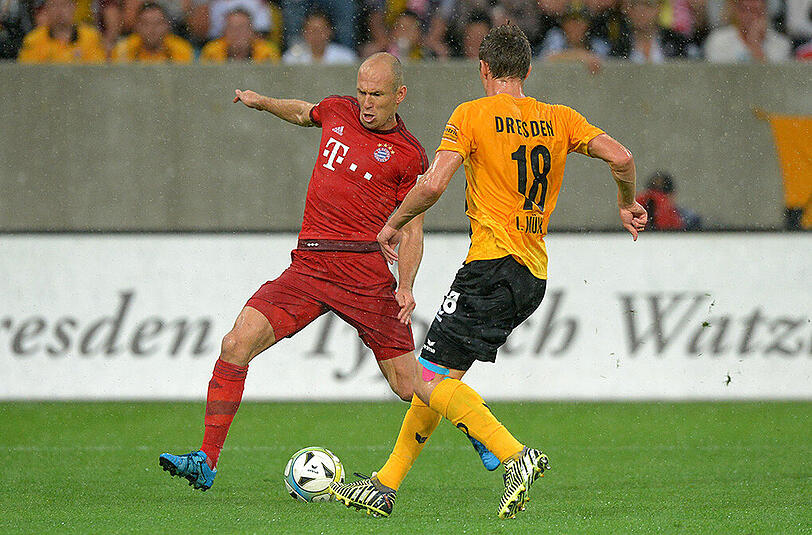 Arjen Robben schiebt zum 1:0 für die Bayern ein.