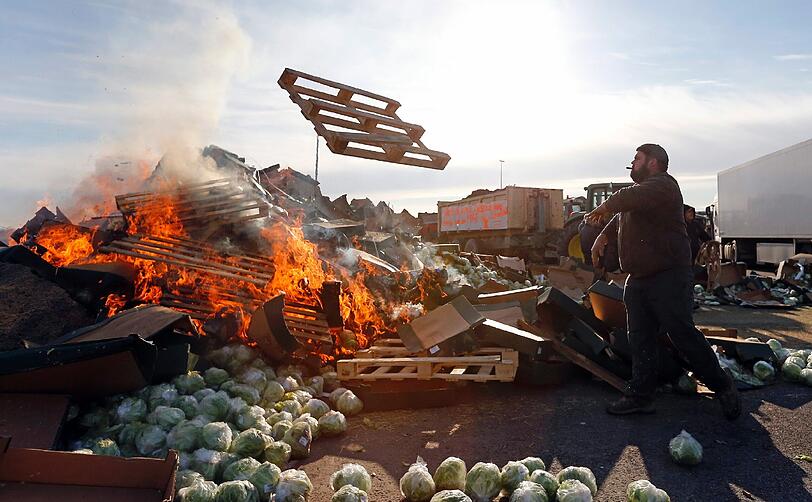 Bauern in Arles, Frankreich, protestieren gegen die fallenden Preise für Lebensmittel.
