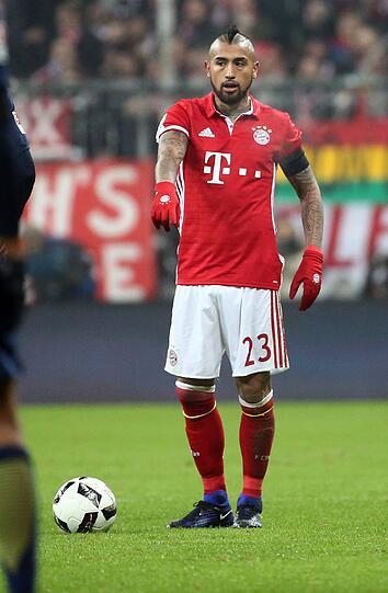 Zurück zum FC Bayern: Es muss nicht immer blond sein. Mit seinem akkuraten Irokesenschnitt kann "Krieger" Arturo Vidal Angst und Schrecken verbreiten.