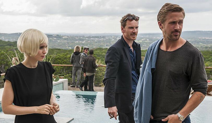 Auf der Party ihres Lovers Cook (Michael Fassbender) lernt Faye (Rooney Mara) den Songwriter BV (Ryan Gosling, rechts) kennen.