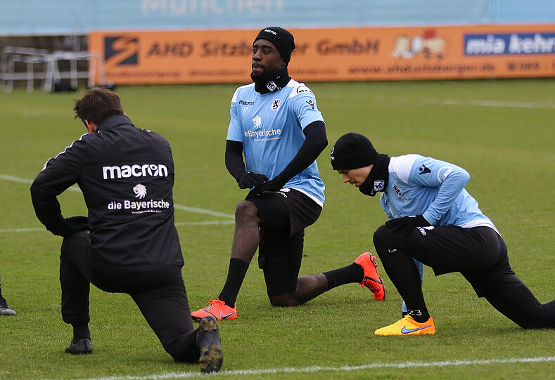 Prince Osei Owusu absolvierte am Montag sein erstes Training beim TSV 1860 - die Bilder!