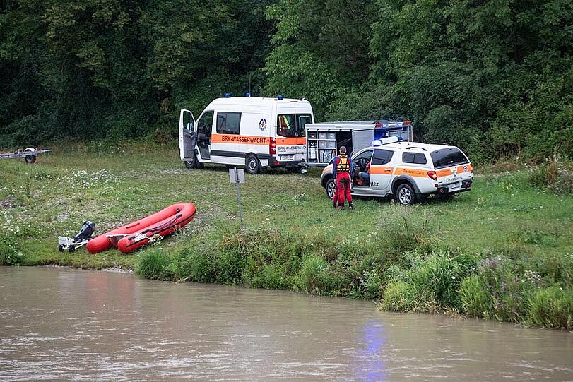 Intensive Suche der Rettungskräfte an Land und zu Wasser.