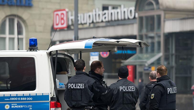 Polizisten stehen vor dem Münchner Hauptbahnhof. (Symbolbild)