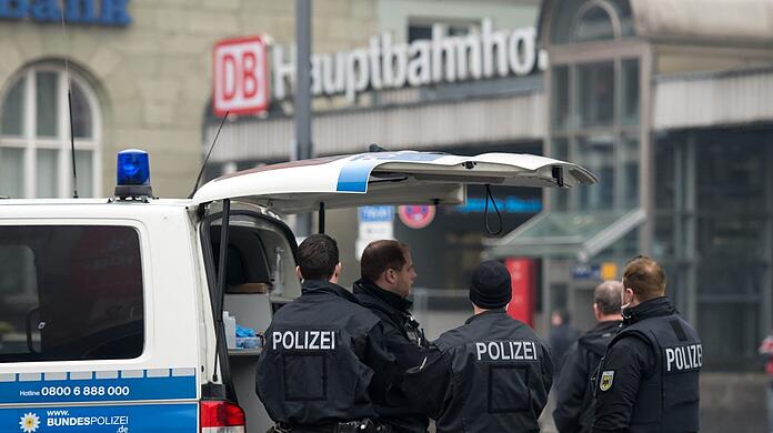 Polizisten stehen vor dem Münchner Hauptbahnhof. (Symbolbild)