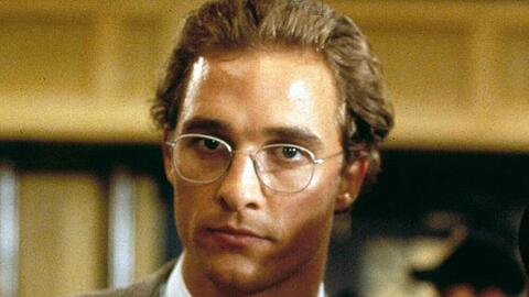 Der damals relativ unbekannte Schauspieler Matthew McConaughey als junger Anwalt Jake Tyler Brigance im Justizthriller "Die Jury" (Original: "A Time to Kill") aus dem Jahr 1996.