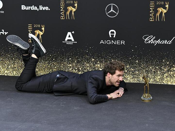 Luke Mockridge pirscht sich an das Bambi ran.