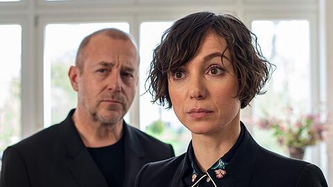 "Wer einmal stirbt, dem glaubt man nicht": Clara (Julia Koschitz) und Ulf (Heino Ferch) kommen einer Täuschung auf die Spur.