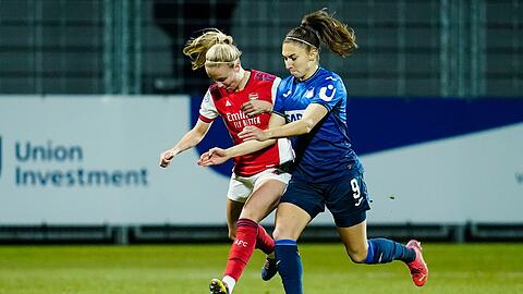 Arsenals Beth Mead (l) und Hoffenheims Katharina Naschenweng kämpfen um den Ball.