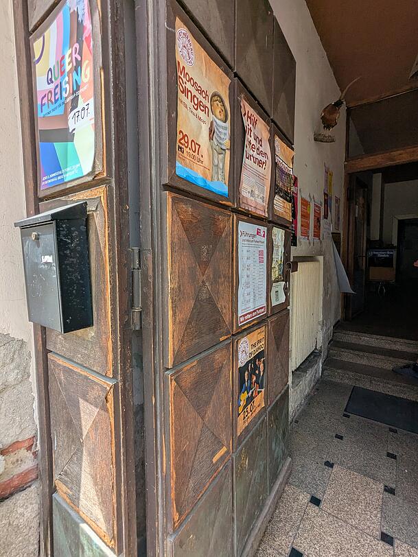 Die Eingangstür des Furtner ist mit Plakaten für Veranstaltungen beklebt. Die Eingangstür des Furtner ist mit Plakaten für Veranstaltungen beklebt.
