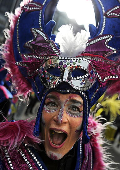 Zahlreiche Samba-Gruppen aus ganz Deutschland nehmen unter dem Motto "Carneval Theatral" am Bremer Straßenkarneval teil.