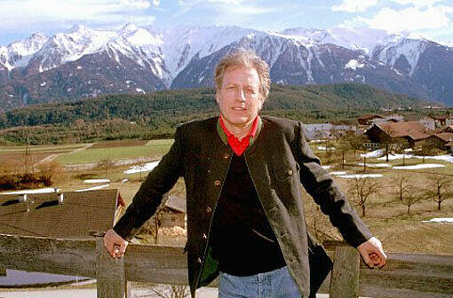 Schauspieler Wolfgang Lippert (74) wollte ein Bild aufhängen und stürzte dabei von der Leiter.