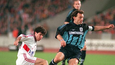 Peter Nowak, hier im Zweikampf mit Stuttgarts Lisztes, spielte von 1995 bis 1998 beim TSV 1860, wurde 1996 zum besten Spielmacher der Bundesliga gewählt.