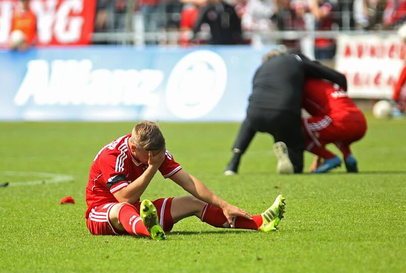 Große Entäuschung bei den "kleinen" Bayern. Sie verpassten am Sonntag den Aufstieg denkbar knapp. Die Tränen-Bilder nach dem Spiel!