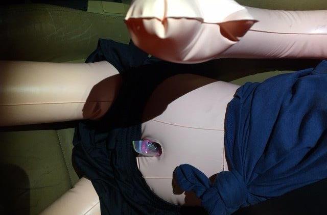 Drogenversteck: Gummipuppe. Bei diesem Anblick staunte selbst die Polizei nicht schlecht.