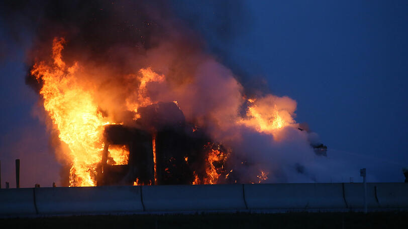 Die Bilder von der A94: Dort brannte ein mit Heuballen beladener Lkw komplett aus.