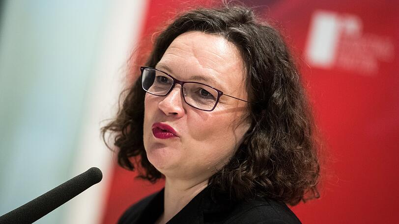 "Wir in der Politik kümmern uns darum, dass Kreuzungen saniert und nicht Kreuze aufgehängt werden." SPD-Chefin Andrea Nahles nach Angaben des Katholikentags bei einem Empfang in Münster am 10. Mai zum Beschluss des bayerischen Kabinetts zu Kreuzen in Behördengebäuden.