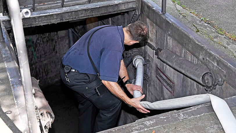 Bis zu 50 Zentimeter hoch steht das Wasser am Dienstag in einem Münchner S-Bahn-Tunnel. Der Zugverkehr ist lahmgelegt, die Feuerwehr ist stundenlang mit Abpumpen beschäftigt. Hunderttausende Menschen sind betroffen.